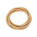 Detaillierte Ansicht eines goldenen Wickelarmbands aus Stahl auf weißem Hintergrund