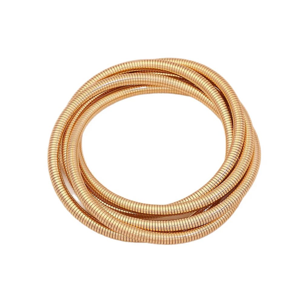 Detaillierte Ansicht eines goldenen Wickelarmbands aus Stahl auf weißem Hintergrund