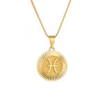 Goldene Halskette mit dem Sternzeichen Fische (Pisces) auf einem texturierten Medaillon