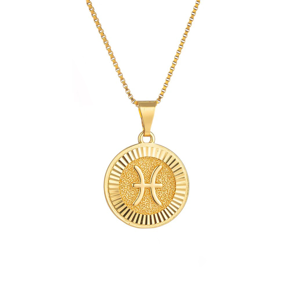 Goldene Halskette mit dem Sternzeichen Fische (Pisces) auf einem texturierten Medaillon