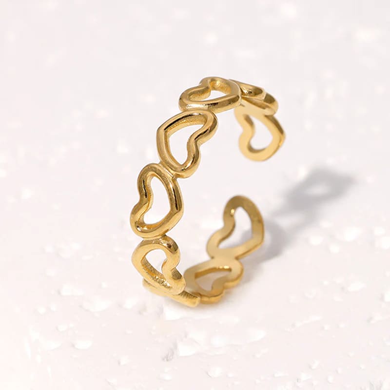 Goldener verstellbarer Ring aus Chirurgenstahl, gebildet aus einer Reihe verbundener Herzen