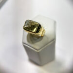 Helas Gold Ring with Engraved Pattern and 14k Cut