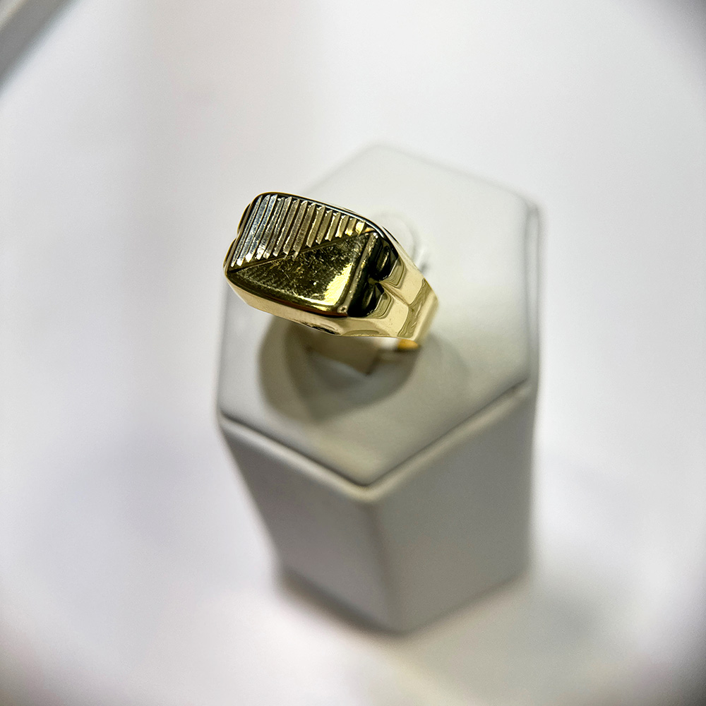Helas Gold Ring with Engraved Pattern and 14k Cut